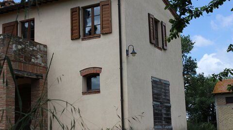 Seitenansicht des Hauses mit Blick auf ein paar Fenster