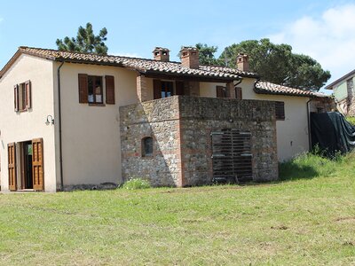 Hinteransicht des Hauses mit einem Stück Wiese
