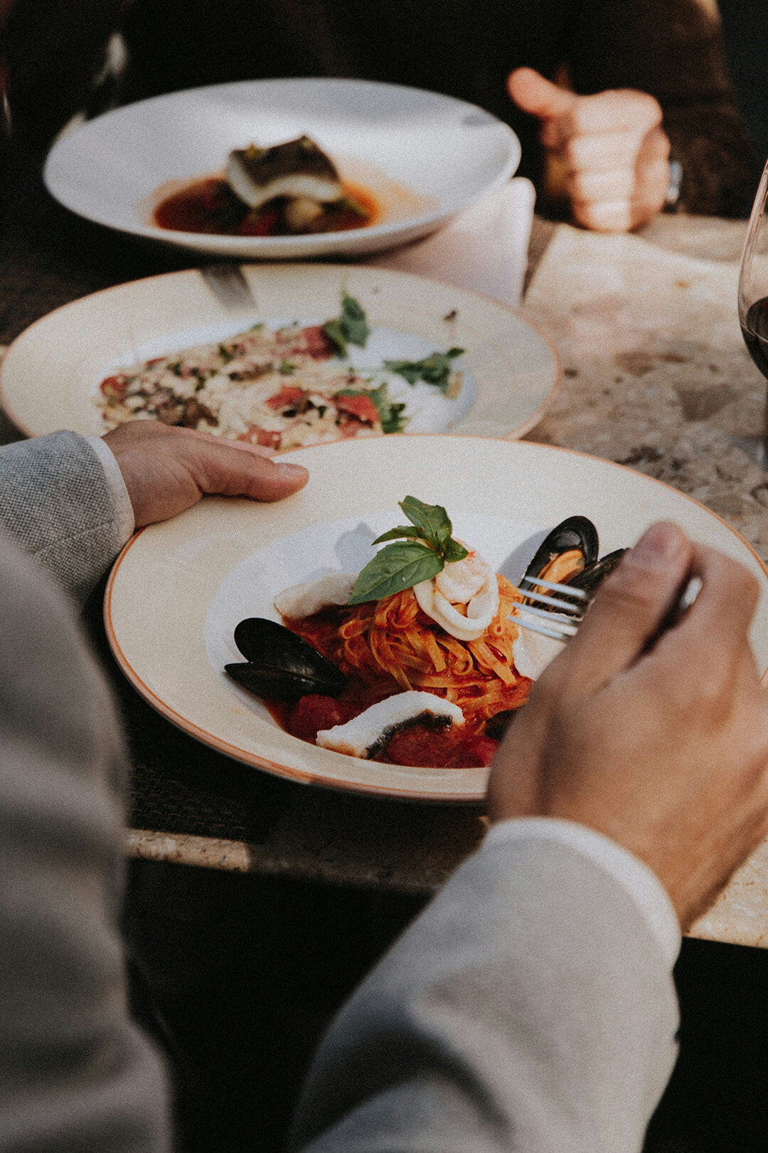 Person die Pasta mit Meeresfrüchten isst