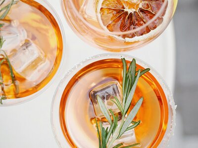 Gläser mit Aperol Spritzer von oben fotografiert