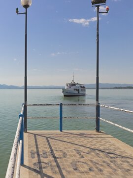 Schiff fährt auf die Schiffsanlegestelle des Lago Trasimeno zu