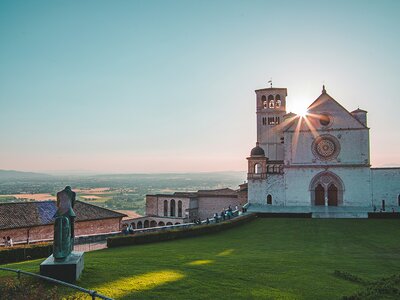 Kirche mit viel grüner Wiese in Assisi