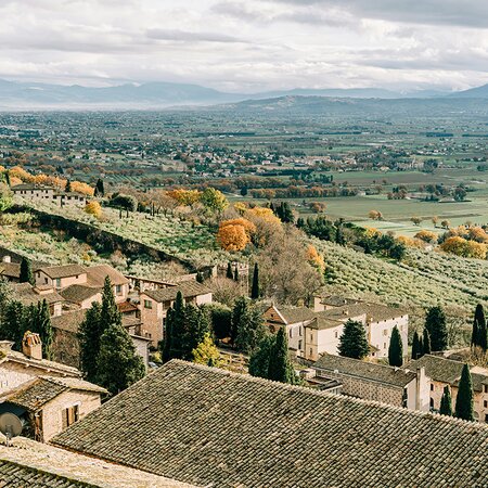 Blick über die Dächer und Felder von Perugia